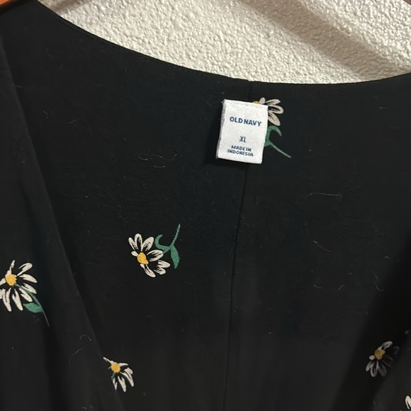 *6 for $25.00* XL Old Navy Wrap Dress - Black with Daisies - EUC - Picture 2 of 5